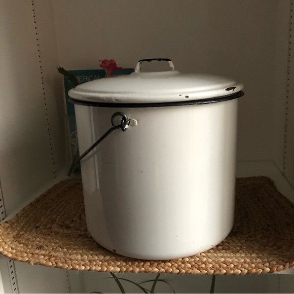 Vintage > Farmhouse White Enamel Stock Pot 8 qt - Picture 9 of 11